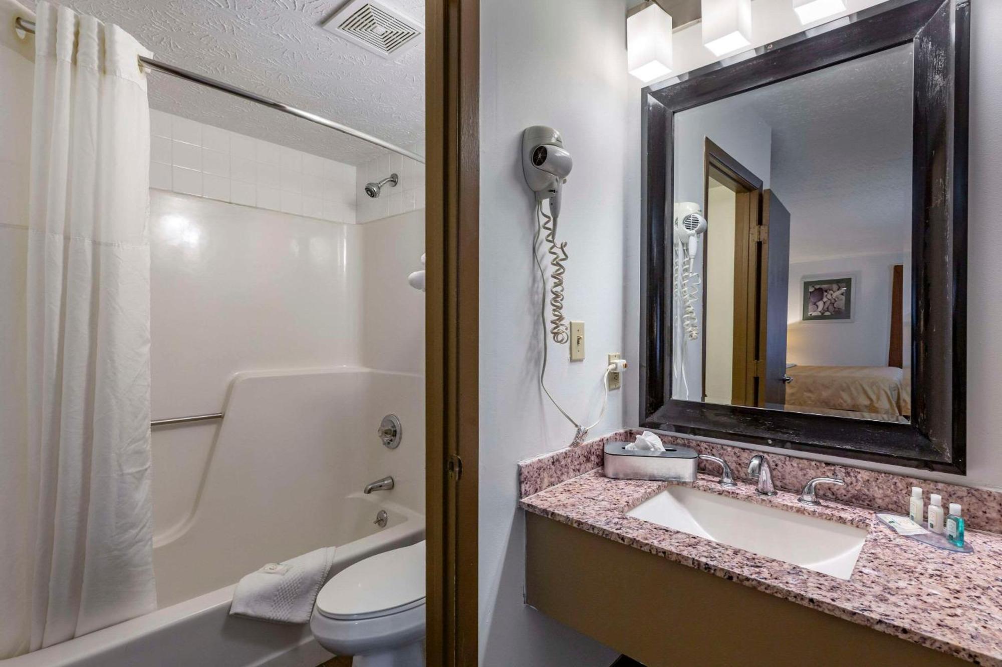 Quality Inn Austintown-Youngstown West Buitenkant foto